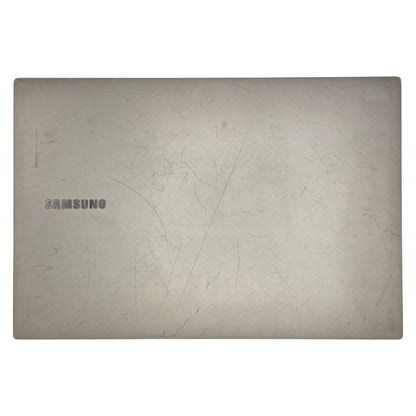 Tampa da Tela Notebook Samsung NP550XCJ BA98-02767A Prata Com Detalhe