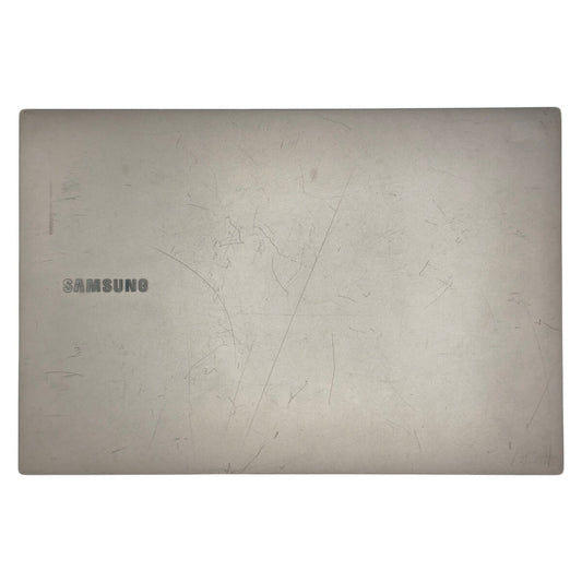 Tampa da Tela Notebook Samsung NP550XCJ BA98-02767A Prata Com Detalhe